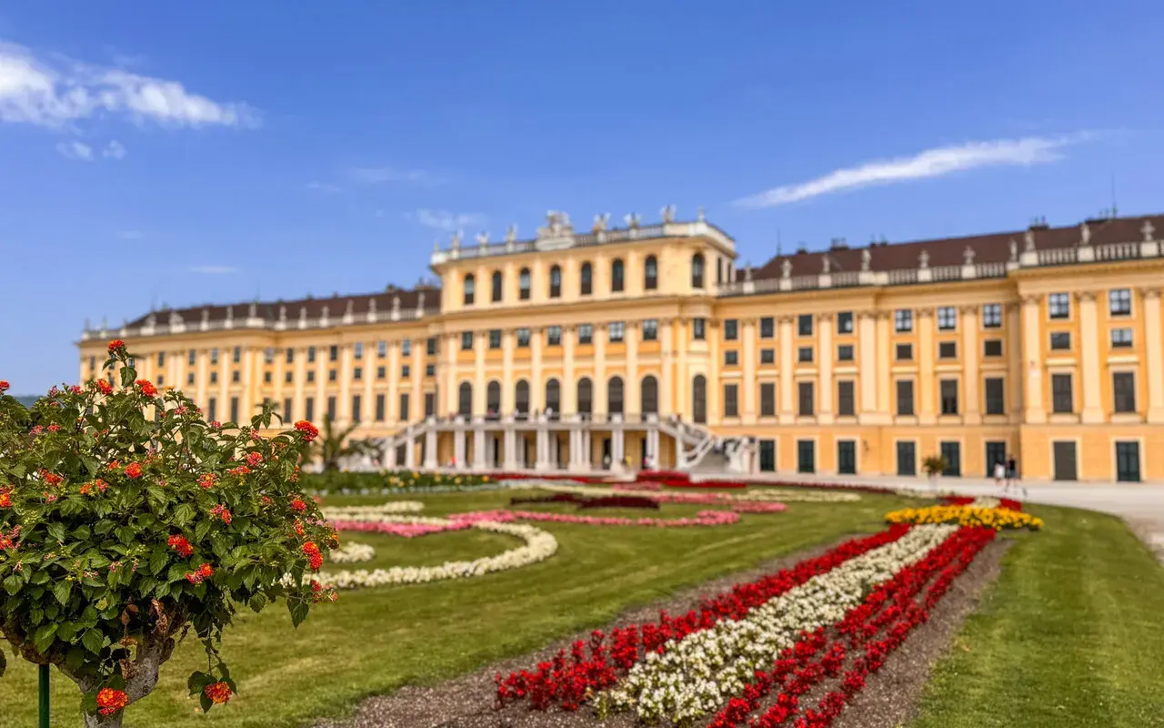 Wiedeń co zwiedzić w 2 dni? Pałac Schönbrunn z pięknymi ogrodami to idealne miejsce na jednodniową wycieczkę.