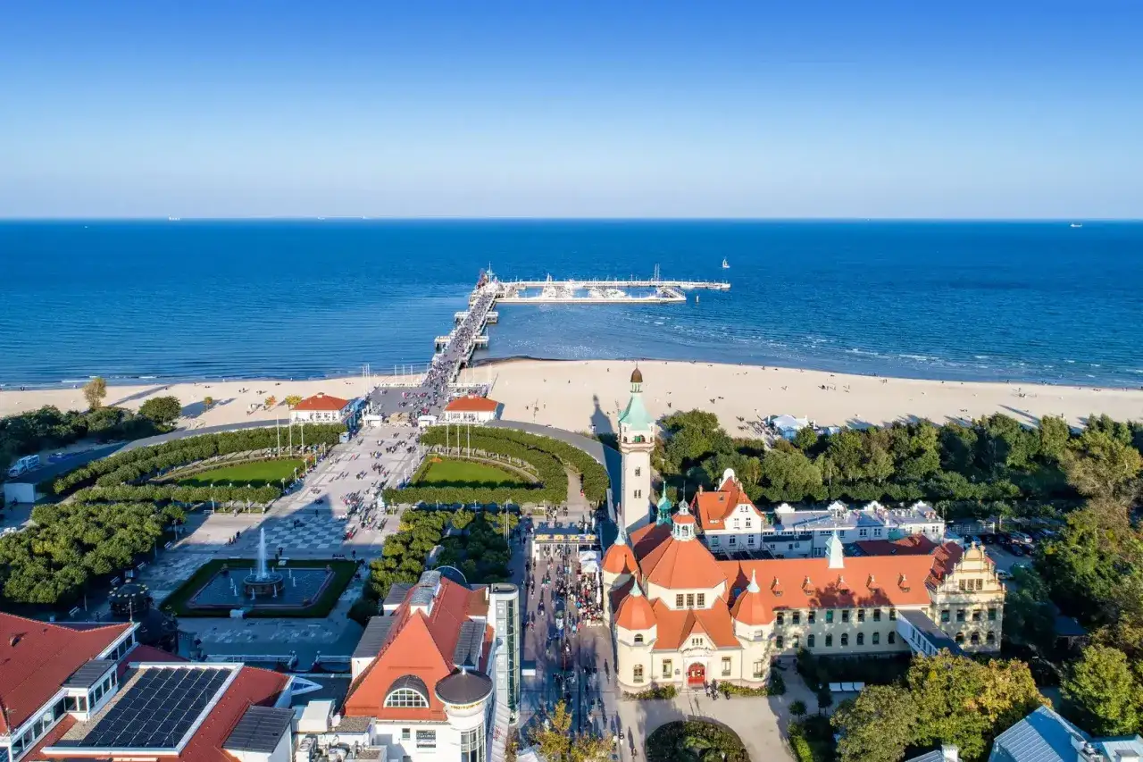 Malownicze widoki na molo i plażę w Sopocie, idealne na gdynia zwiedzanie. Spacer po promenadzie i podziwianie architektury.