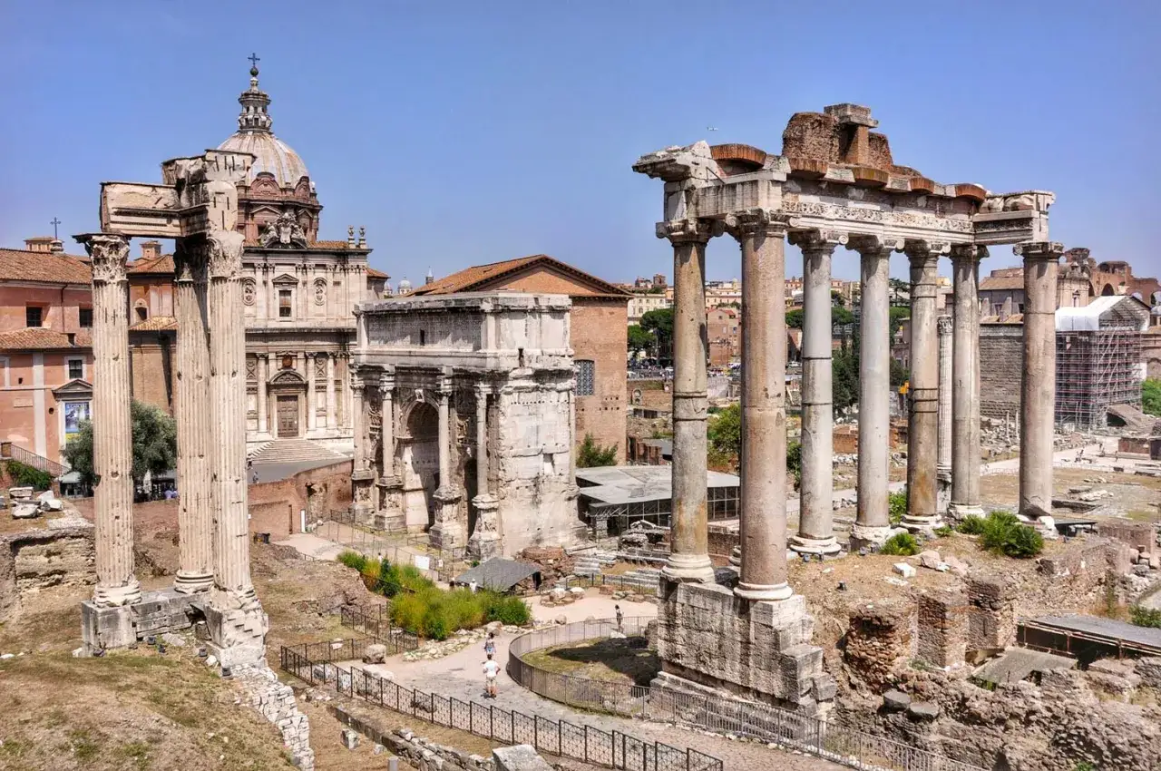 Rzym w marcu: majestatyczne kolumny i łuk triumfalny na Forum Romanum.
