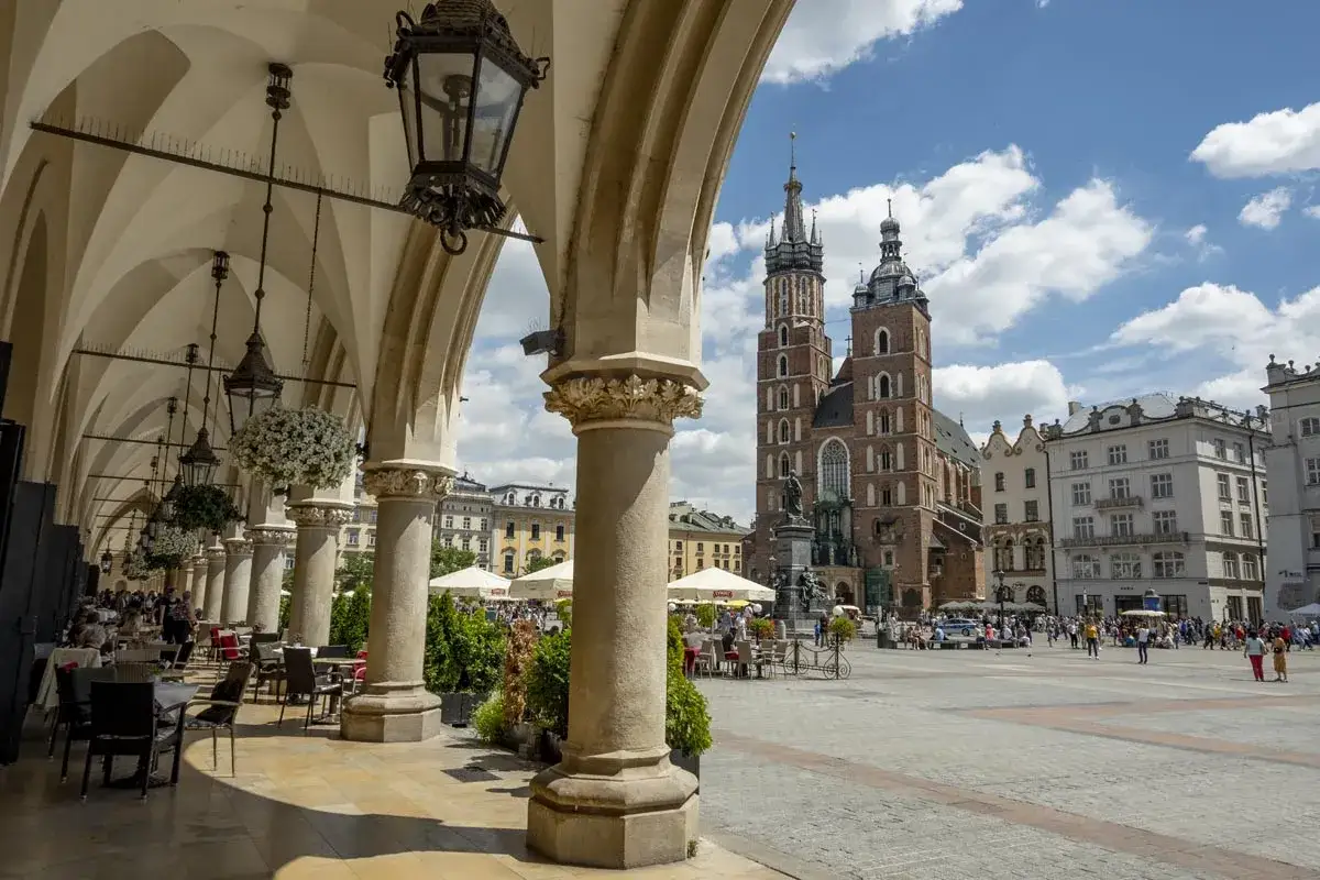 Kraków atrakcje: Sukiennice z widokiem na Kościół Mariacki i Rynek Główny.
