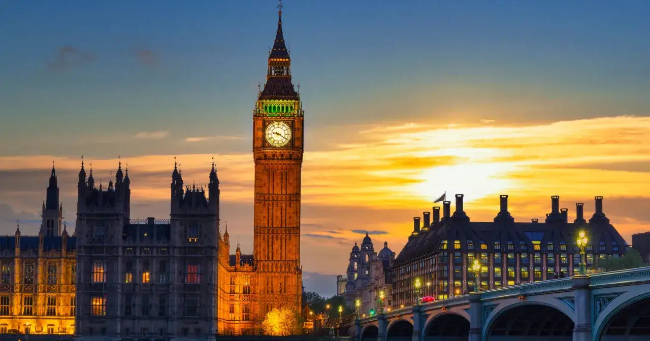 Zachód słońca nad Tamizą, oświetlający majestatyczny Big Ben i Parlament.