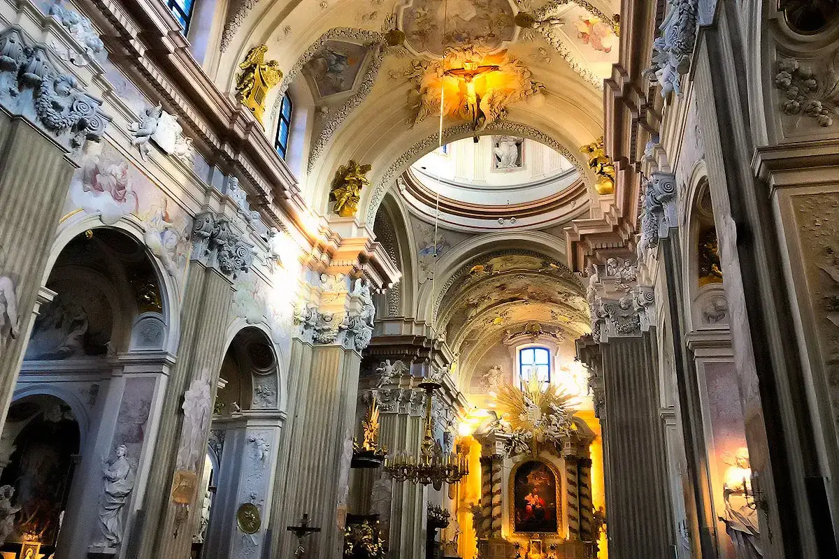Wnętrze jednego z krakowskich kościołów zachwyca barokowym przepychem. Złote anioły, freski i ołtarz tworzą niepowtarzalny klimat.