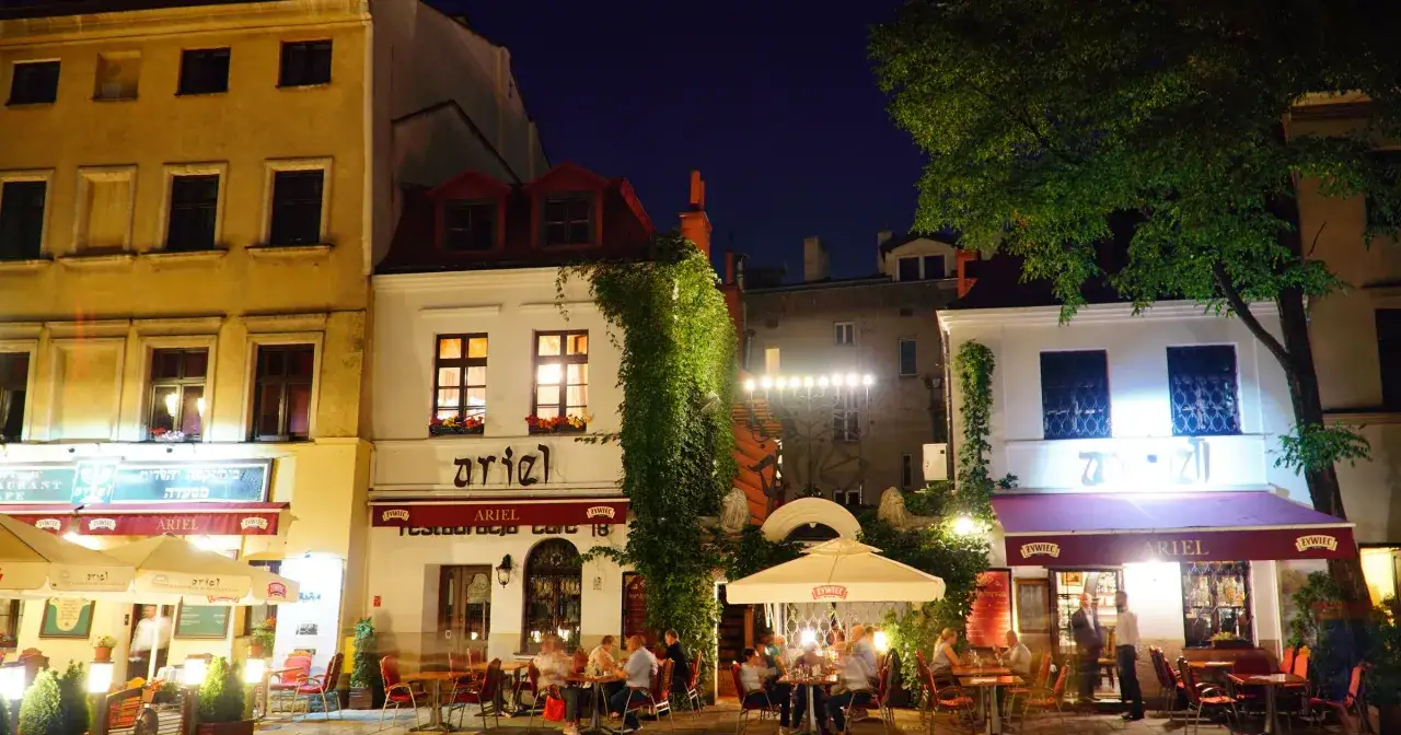 Wieczorny Kraków: klimatyczne restauracje i kawiarnie, idealne kraków atrakcje dla dorosłych.