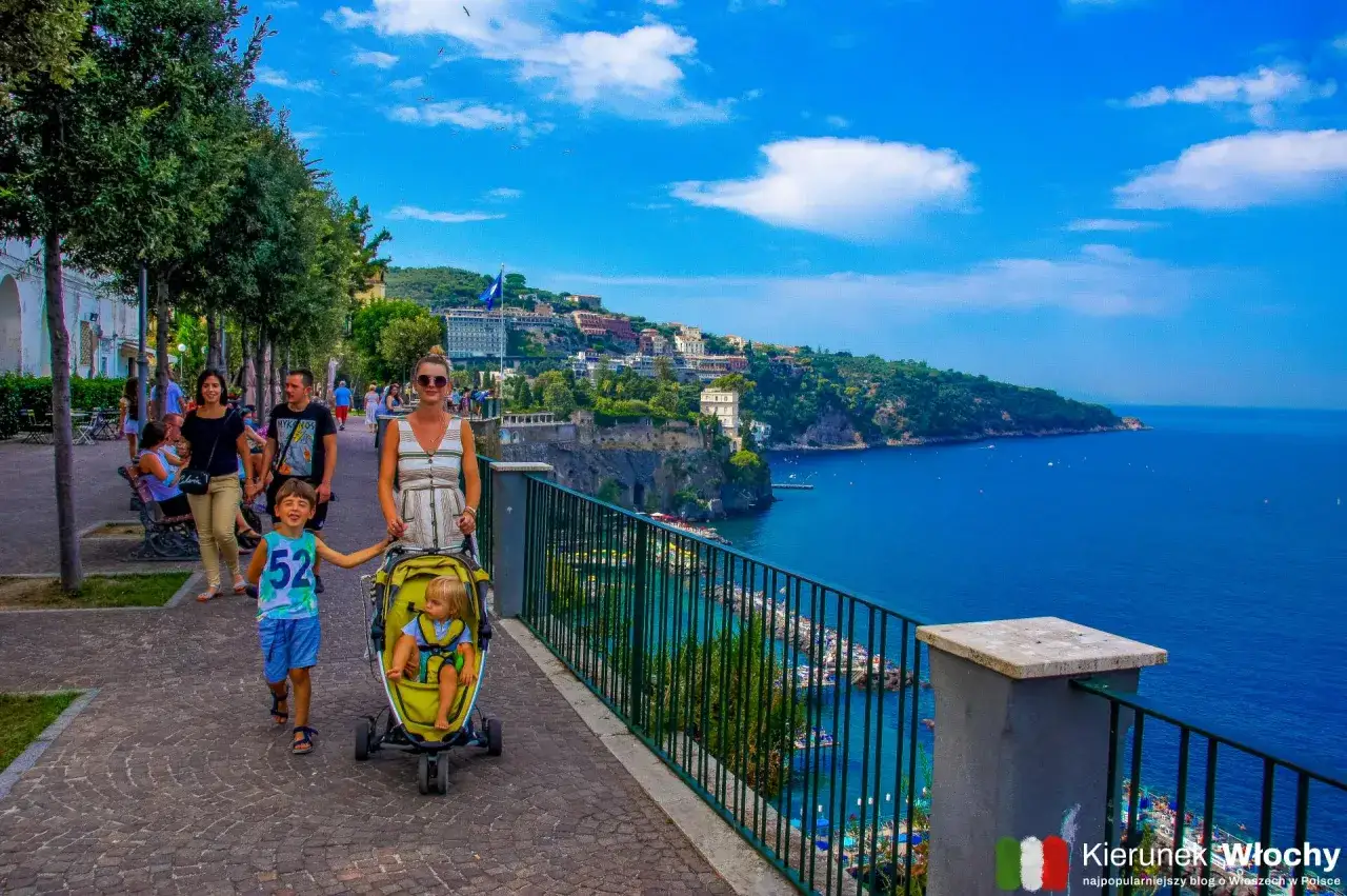 Rodzina spaceruje promenadą, podziwiając piękne widoki na morze i miasto. To wspaniałe Sorrento atrakcje dla każdego!