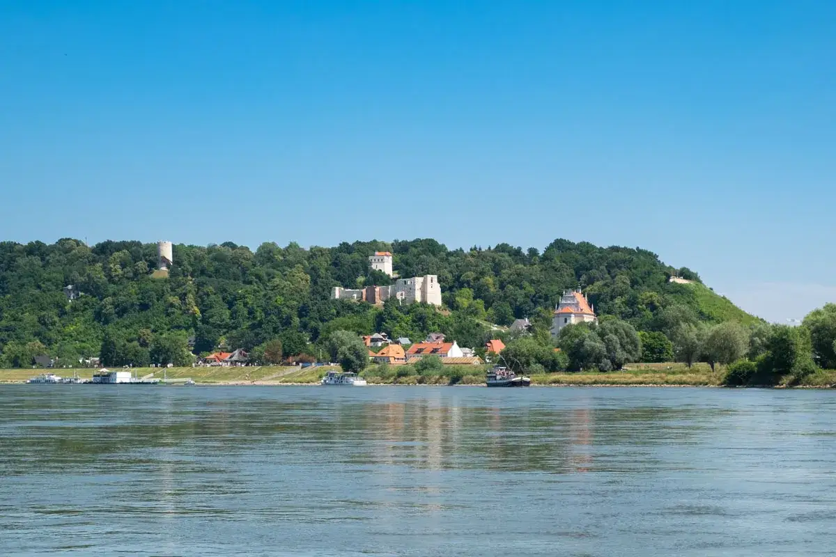 Widok na ruiny zamku i wieżę w Kazimierzu Dolnym, idealne miejsca, co zobaczyć w Kazimierzu Dolnym.