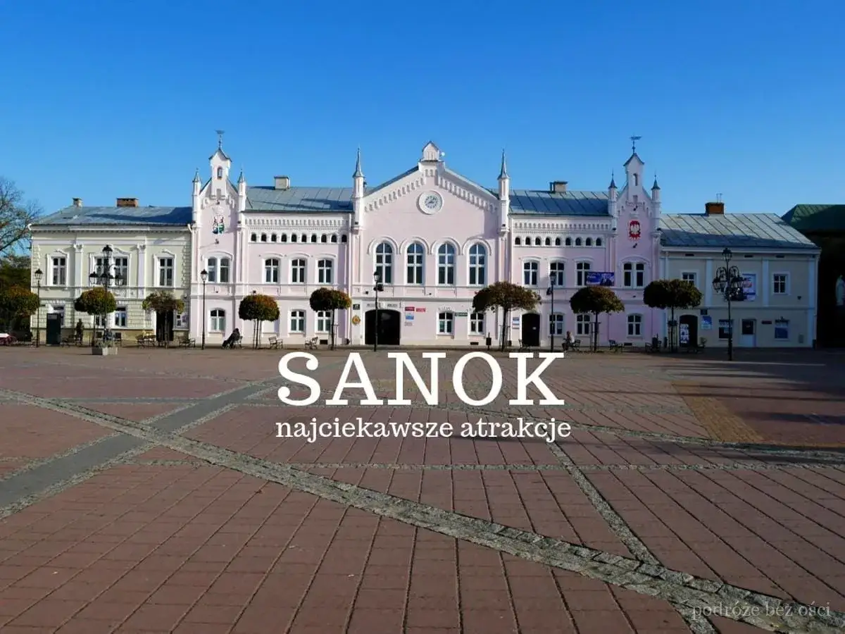 Sanok: Różowy ratusz i brukowany rynek zapraszają do odkrywania najciekawszych atrakcji.