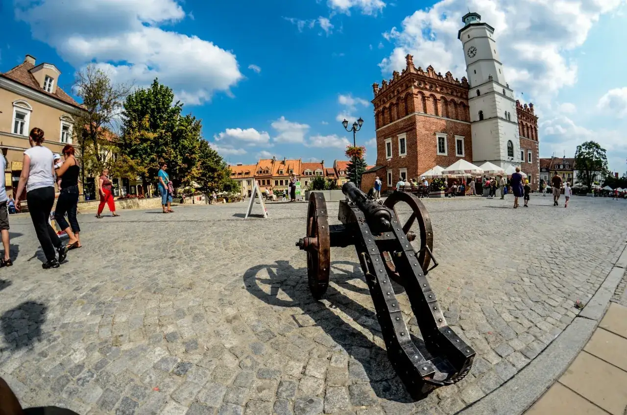 Armata na Rynku w Sandomierzu, obok Ratusza, zaprasza do odkrywania sandomierskich nietypowych atrakcji.