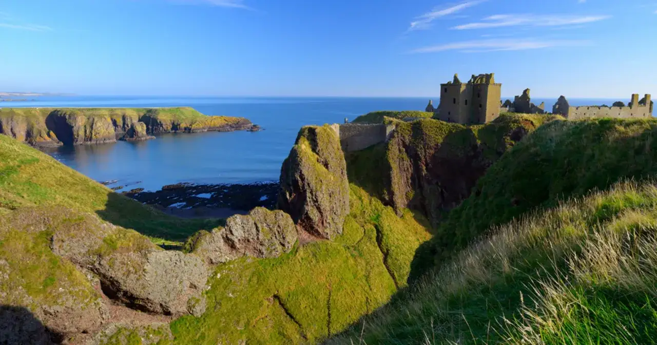 Ruiny zamku Dunnottar na klifie nad morzem. Niezwykłe miejsce, które warto zobaczyć w Szkocji.