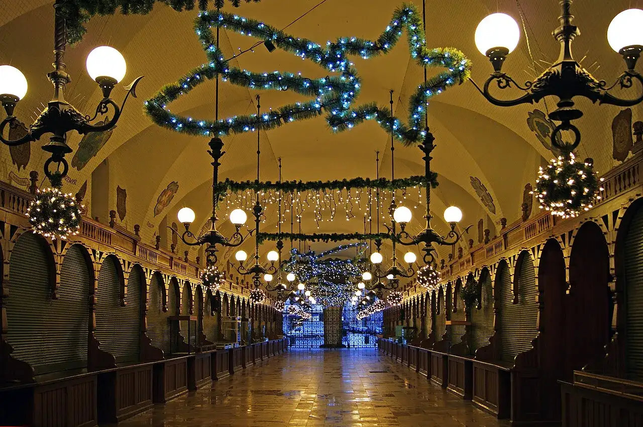 Świąteczne ozdoby i lampy w Sukiennicach w Krakowie tworzą magiczną atmosferę.