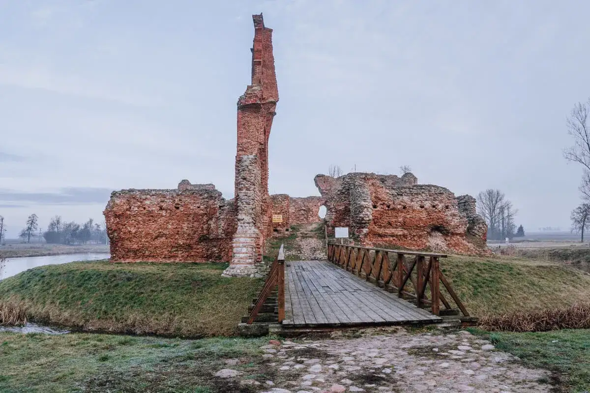 Ruiny zamku w Uniejowie, jedno z romantycznych miejsc w województwie łódzkim, zapraszają do odkrywania historii.