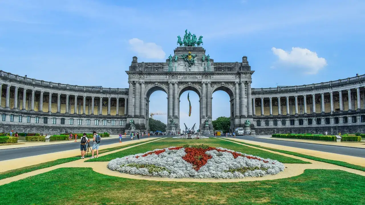 Bruksela na weekend: majestatyczny Łuk Triumfalny i kolumnady Parku Cinquantenaire.