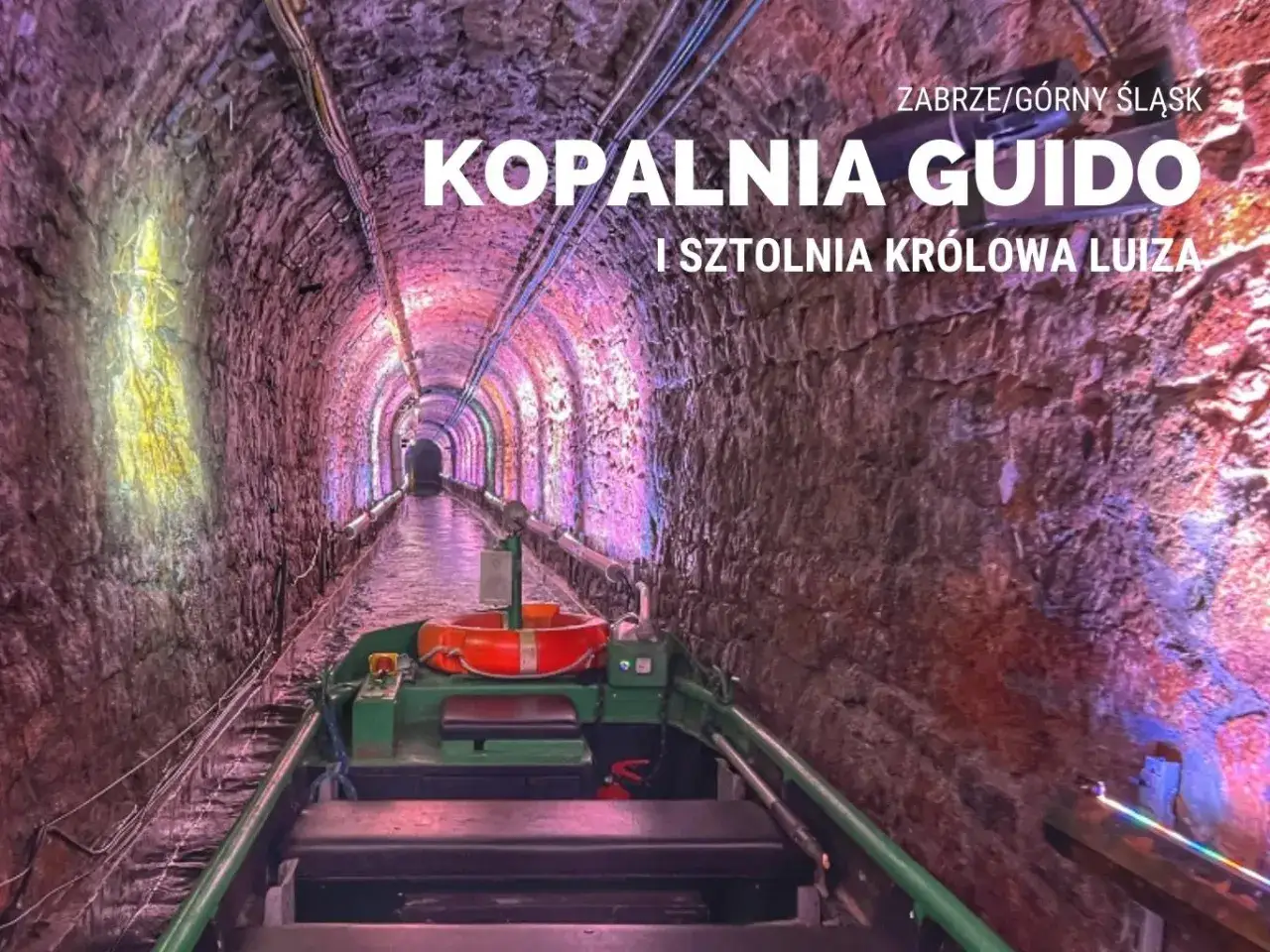 Podziemna łódź płynie przez oświetlony tunel Kopalni Guido w Zabrzu. Niezwykłe zabrze atrakcje czekają!