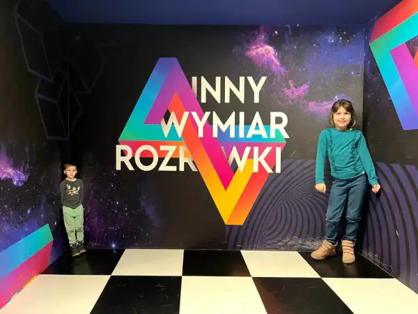 Dzieci w "Innym Wymiarze Rozrywki" – świetny pomysł, co robić w Warszawie gdy pada!