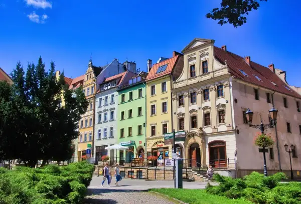 Kolorowe kamienice na rynku w Złotoryi, zachęcające do spaceru i odkrywania urokliwych zakątków. Złotoryja atrakcje czekają!