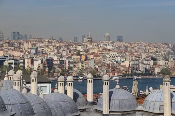Widok na rozległe dzielnice Stambułu, z dominującą wieżą Galata i licznymi kopułami w pierwszym planie.