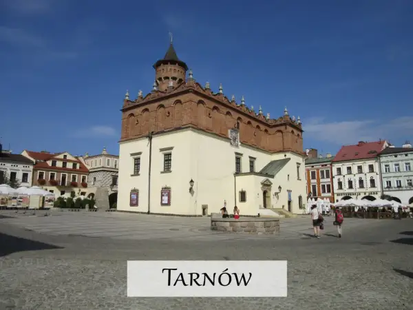 Rynek w Tarnowie z ratuszem i kolorowymi kamienicami. Wspaniałe tarnowskie atrakcje czekają na odkrycie!