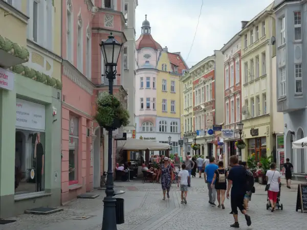 Spacer po urokliwej uliczce, gdzie kolorowe kamienice tworzą tło dla ludzi. To świetne miejsce, by zobaczyć w Zielonej Górze, co kryje się w sercu miasta.
