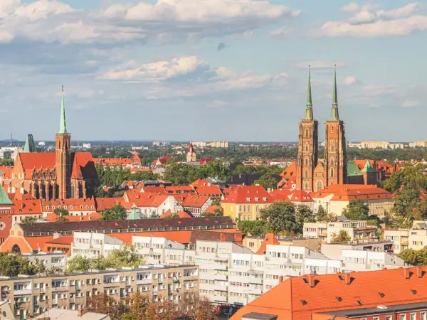 Panorama Wrocławia z dwoma wieżami katedry i kościołem św. Krzyża. Idealne miejsce, by zobaczyć, co we Wrocławiu warto zobaczyć w 1 dzień.