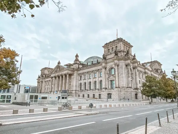 Reichstag w Berlinie, imponujący budynek z kopułą, to jedno z miejsc, które warto zobaczyć w Berlinie.