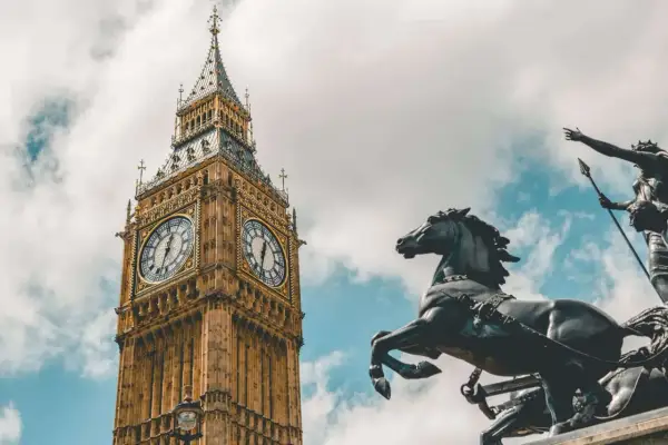 Big Ben i rydwan Boadicei - idealne punkty orientacyjne, by zacząć odkrywać, jak poruszać się po Londynie.