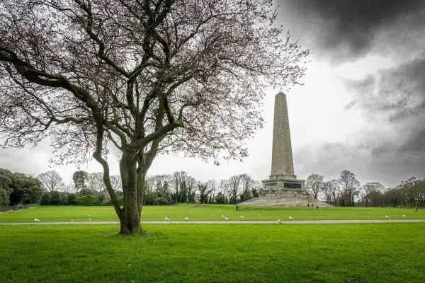 Wielki obelisk w parku, największym parku miejskim w Europie, góruje nad zieloną przestrzenią.