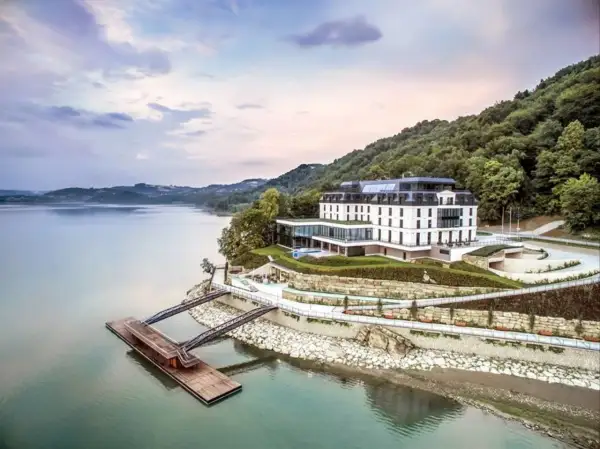 Idealny weekend we dwoje w Małopolsce: nowoczesny hotel nad jeziorem, z pomostem i widokiem na zalesione wzgórza.