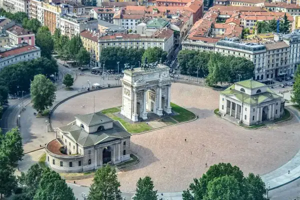 Widok z góry na Piazza Sempione w Mediolanie, z Łukiem Triumfalnym i dwoma pawilonami. Wspaniałe punkty widokowe Mediolanu.