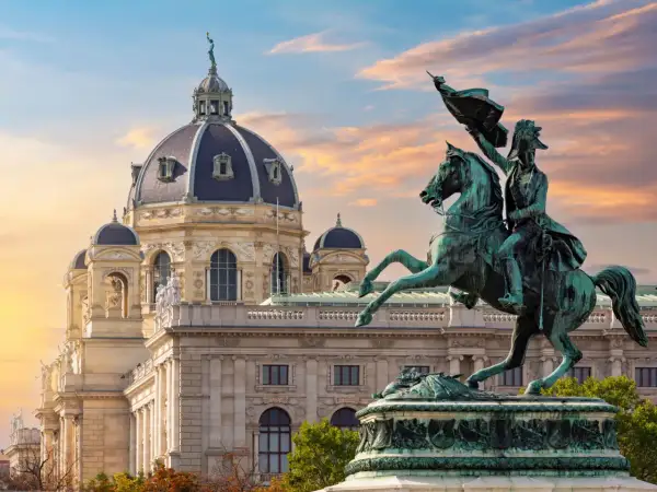 Pomnik konny na tle wiedeńskich dzielnic i Muzeum Historii Sztuki.