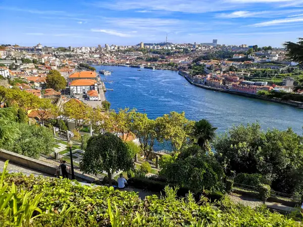 Widok na rzekę Duero i Porto. Idealne miejsce na trzydniowe zwiedzanie miasta, z malowniczymi widokami i zielenią.