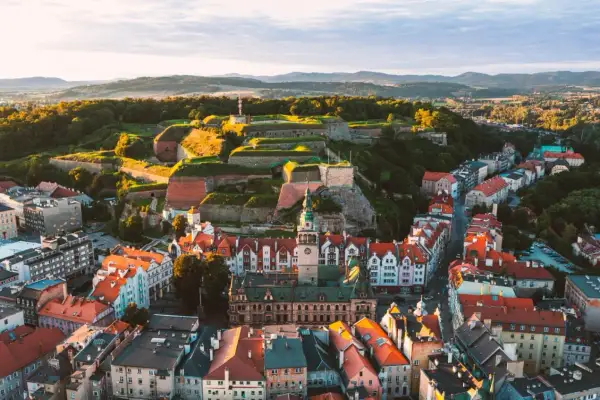 Widok na twierdzę i miasto Kłodzko. Wspaniałe kłodzko atrakcje zachwycają o zachodzie słońca.