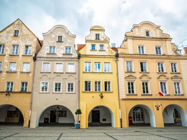 Kolorowe kamienice z arkadami tworzą urokliwy szklarska poręba rynek.