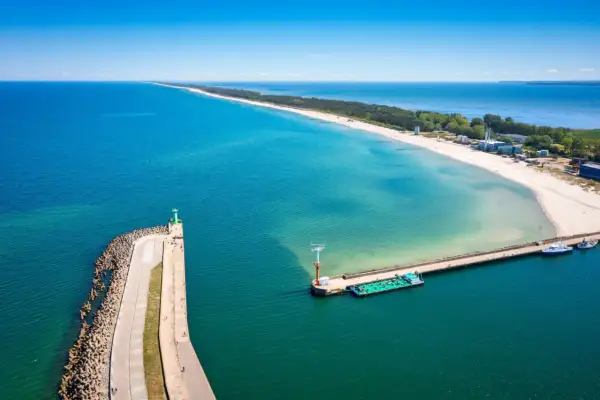 Władysławowo i okolice: malownicza plaża, port z falochronem i latarnią morską, idealne miejsce na wakacje.