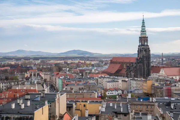 Widok na Świdnicę z górującą nad miastem wieżą katedry. Wspaniałe świdnickie atrakcje czekają na odkrycie.