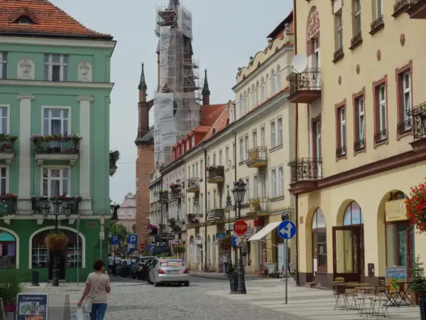 Kolorowe kamienice i wieża w rusztowaniach tworzą urokliwy widok. Kalisz atrakcje czekają na odkrycie!