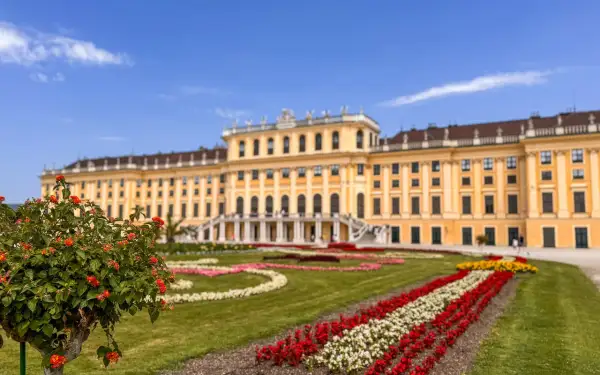 Wiedeń co zwiedzić w 2 dni? Pałac Schönbrunn z pięknymi ogrodami to idealne miejsce na jednodniową wycieczkę.